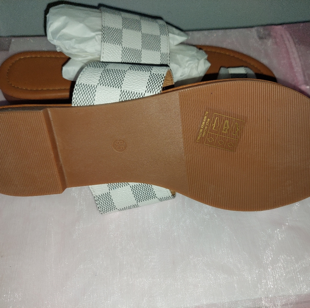Sandles - Picture 3 of 3